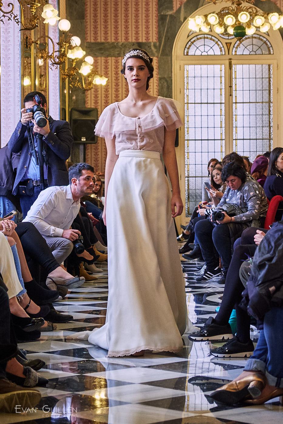 Modelo con vestido de novia de Cayetana Ferrer.