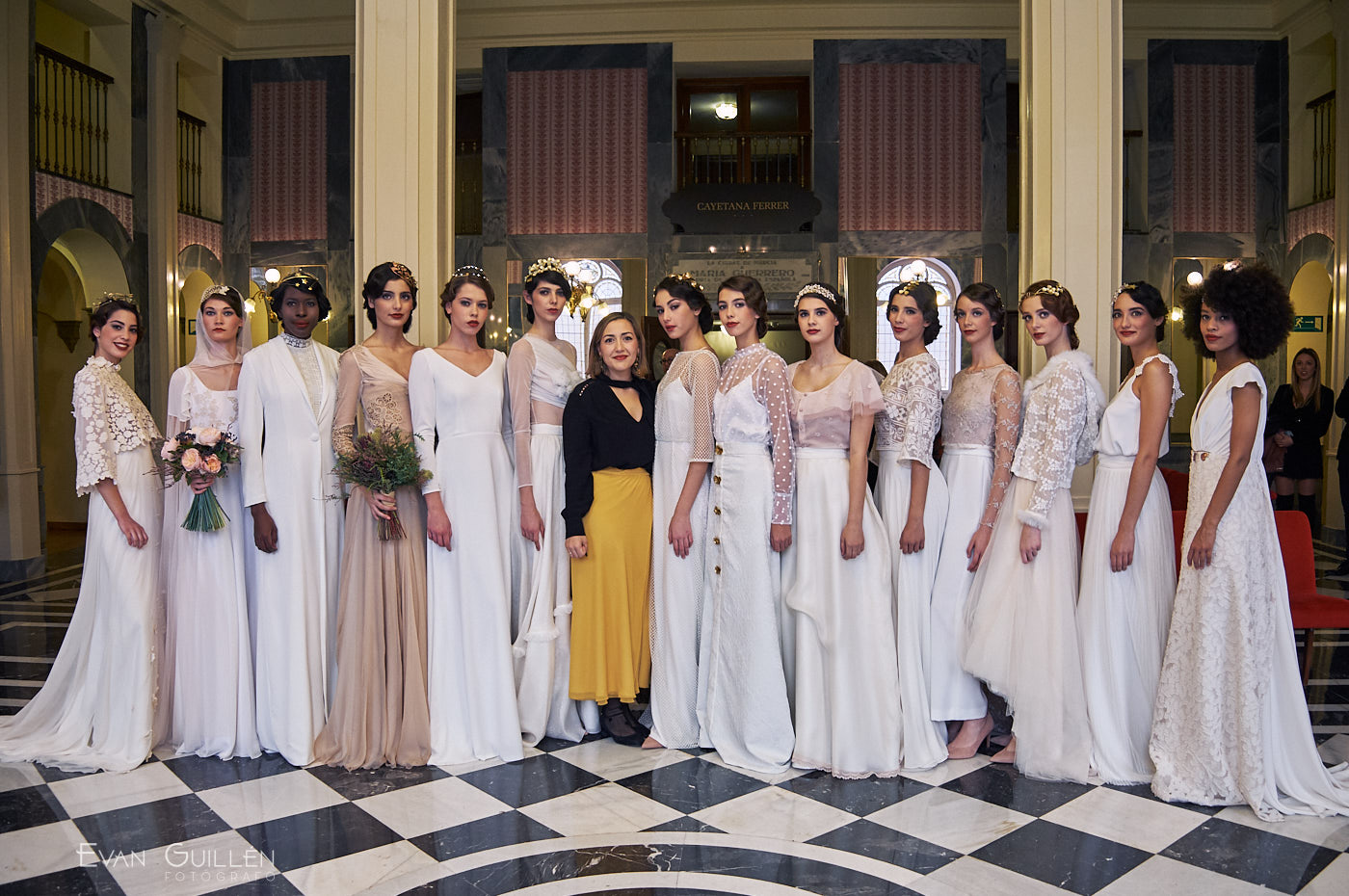 Modelos con vestidos de novia junto a Cayetana Ferrer